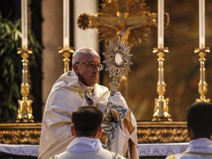 Il Papa: «Eucaristia memoria viva dell'amore di Dioi