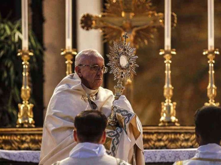 Il Papa: «Eucaristia memoria viva dell'amore di Dioi