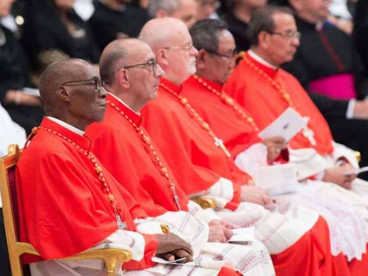 Il Papa: «Gesù vi chiede di seguirlo. Vi chiama a servire come Lui»