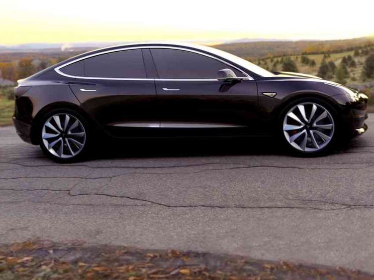 Pronta la Model 3, l'auto elettrica quasi di massa