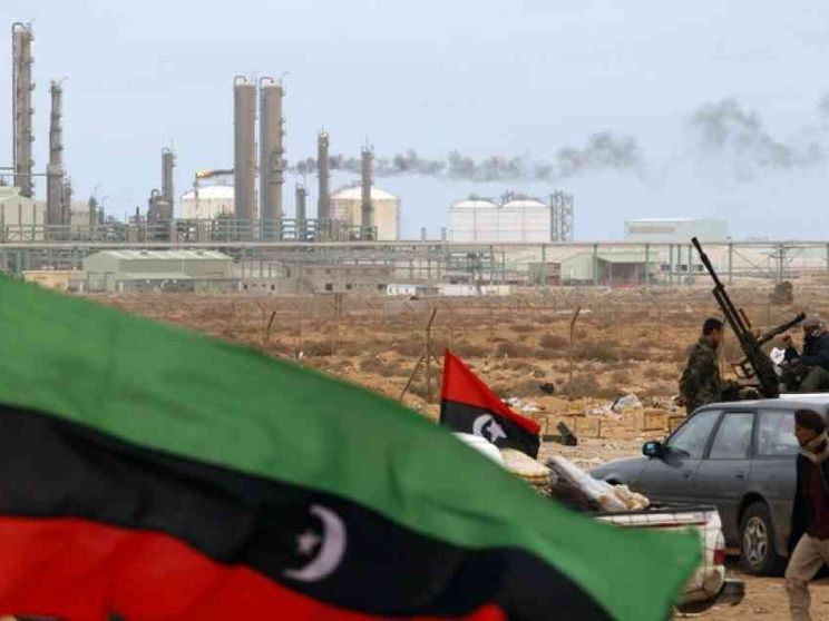 Libia, una zattera alla deriva che però non cola a picco