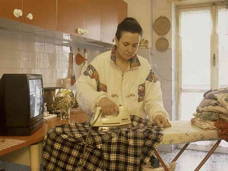 Più anziane e più povere: la crisi delle casalinghe italiane