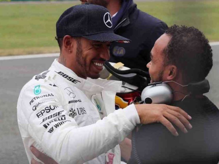 A Silverstone Hamilton arriva a una pole dal mito
