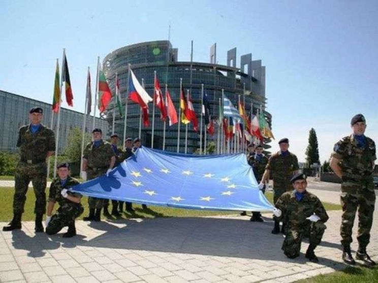 La Germania scalda i motori della difesa comune
