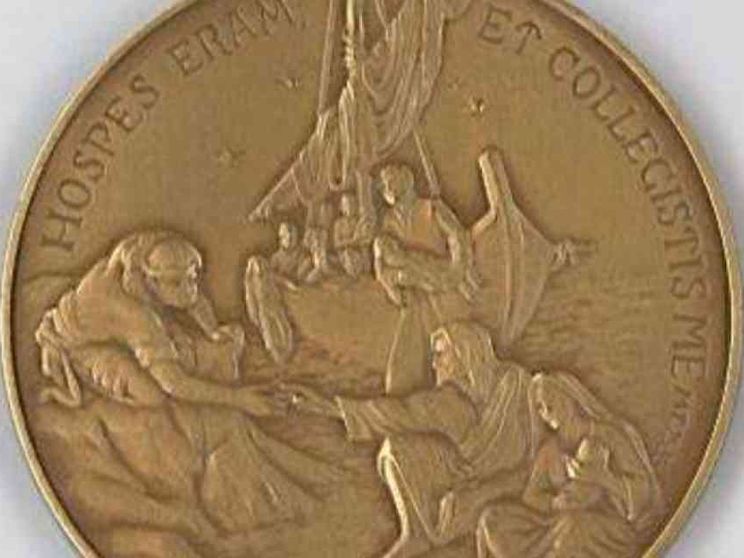 I migranti sulla medaglia per il quinto anno di pontificato di Francesco