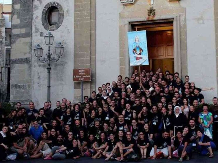 Giovani italiani in marcia verso il perdono di Assisi