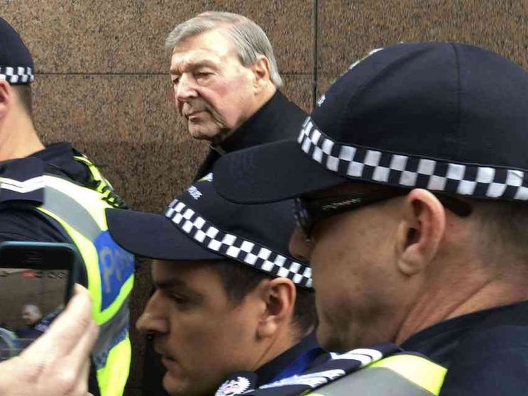 Prima udienza per abusi sessuali, il cardinale Pell respinge le accuse