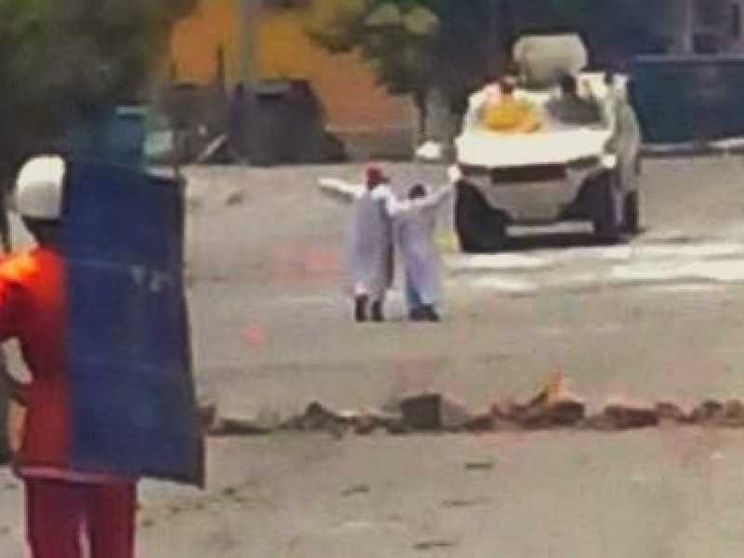 Sacerdoti con i paramenti sacri fermano i blindati in Venezuela