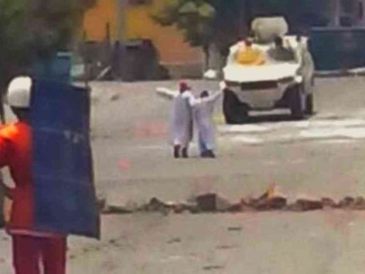 Sacerdoti con i paramenti sacri fermano i blindati in Venezuela