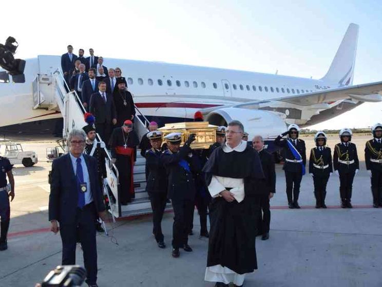 I pugliesi riabbracciano la reliquia di San Nicola