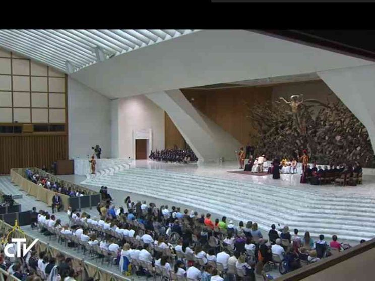 Il Papa: imparate e ricordate la data del battesimo