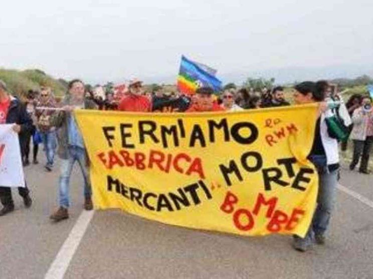 «Riconvertiamo la fabbrica di bombe». Il Sulcis per il lavoro degno