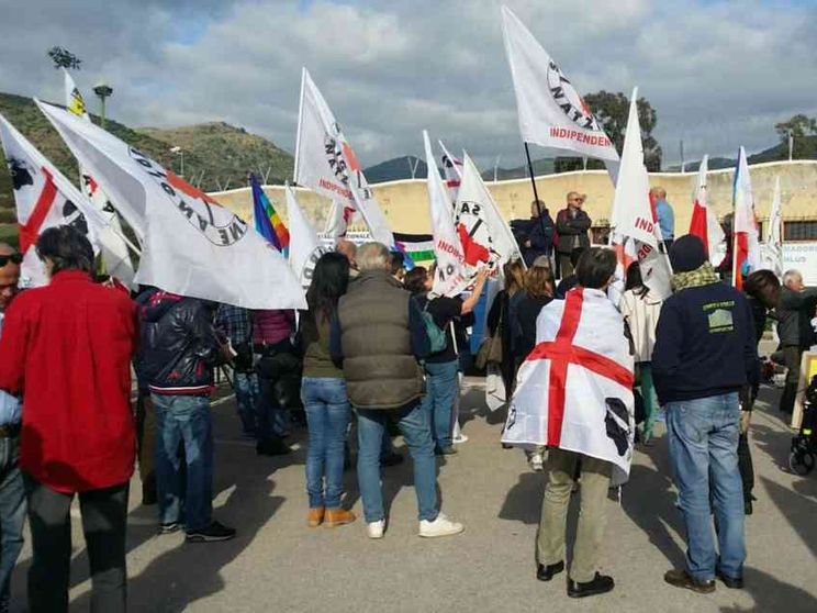 Gli operai della fabbrica di bombe: «No alla riconversione»