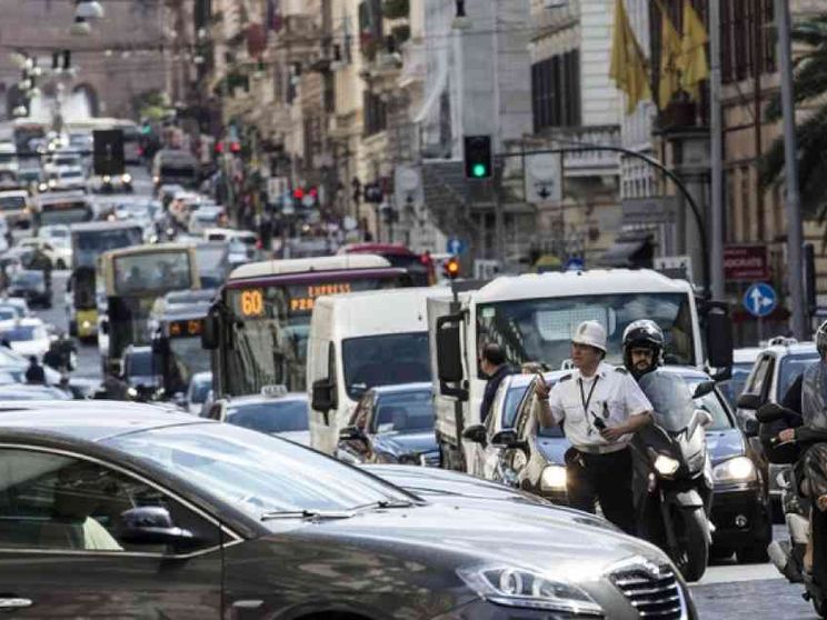 Italiani, campioni d'Europa per uso dell'auto