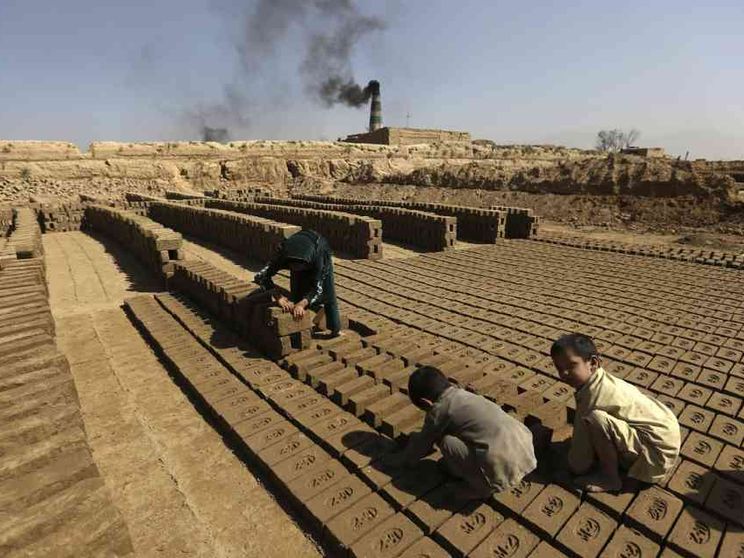 I nuovi schiavi nelle fornaci di mattoni