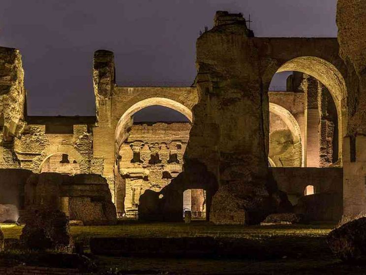 La magia della notte per scoprire le Terme di Caracalla / LE FOTO