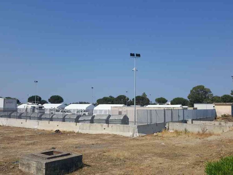 I braccianti nella nuova tendopoli alla ricerca di dignità