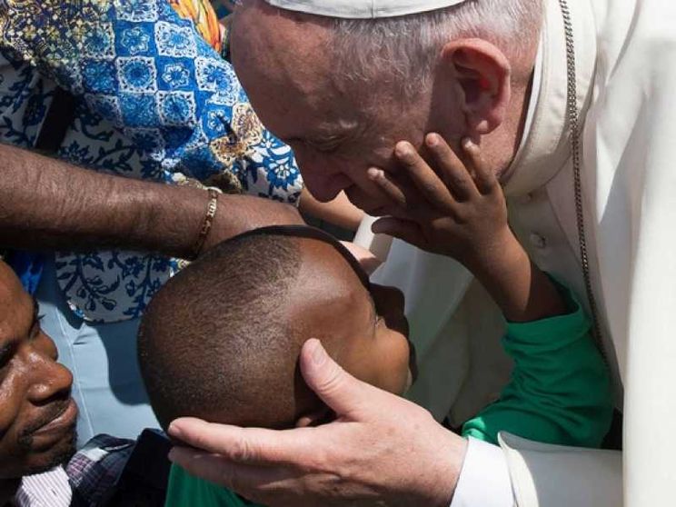 Il Papa: proteggere i migranti, nazionalità alla nascita