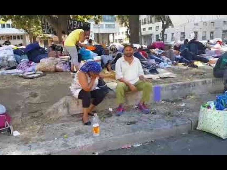 Le notti in strada dei profughi (in regola) sgomberati. «Dove andremo?» (VIDEO)