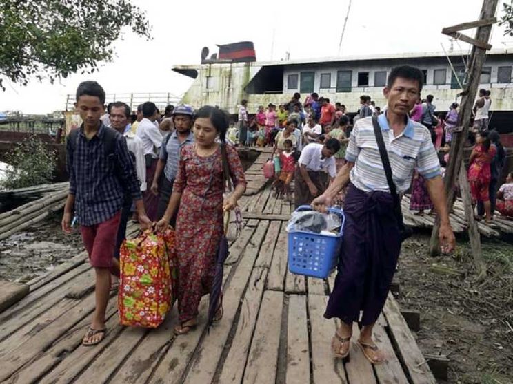L'esercito spara: colpi di mortaio sui profughi Rohingya in fuga