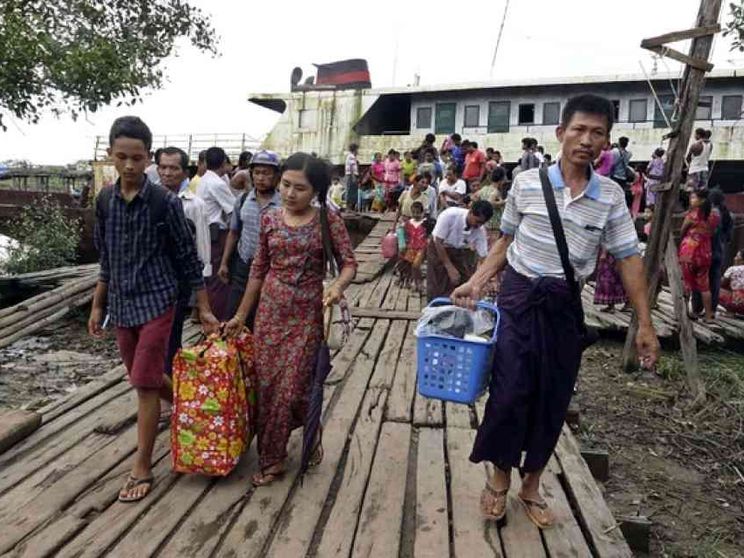 L'esercito spara: colpi di mortaio sui profughi Rohingya in fuga