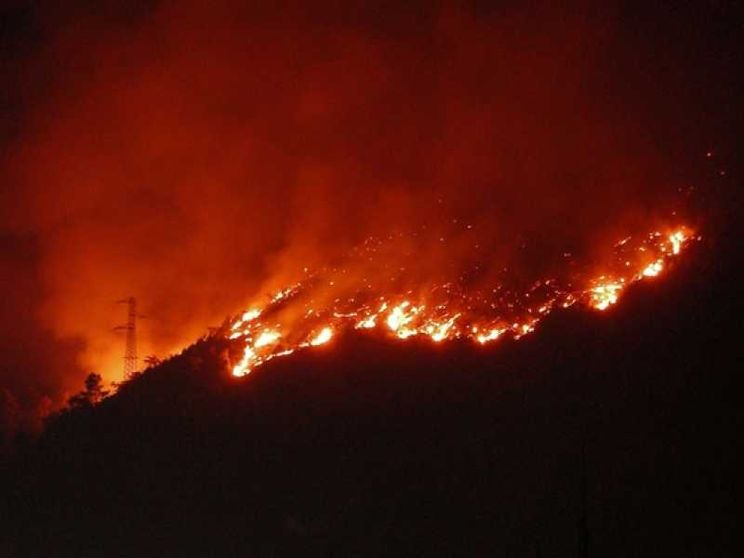 Il rogo che continua a devastare la conca di Sulmona