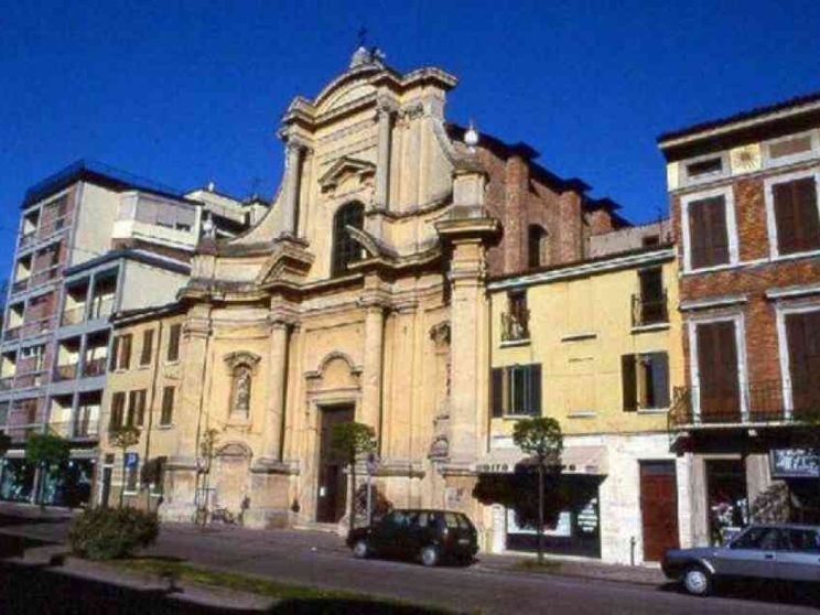 Anziano parroco aggredito in chiesa e preso a sputi