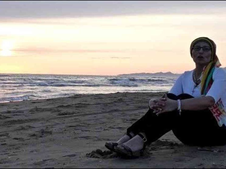 La battaglia di Mina contro il cancro (anche) con un vestito rosso