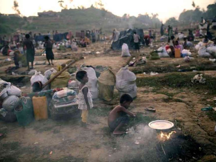 Oltre 400mila i Rohingya in Bangladesh: «Non lascino i campi»