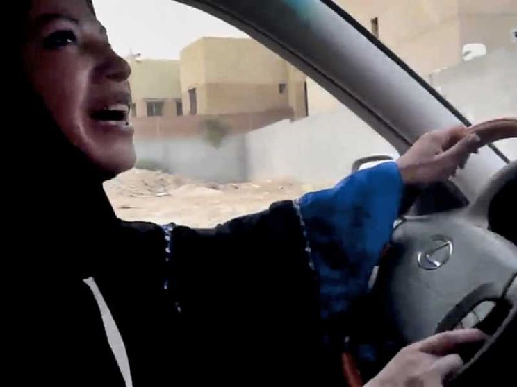 La svolta di re Salman: le donne potranno guidare