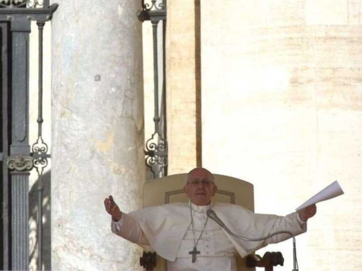 Papa Francesco: accogliamo i migranti con le braccia ben aperte
