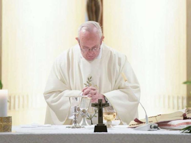 Papa Francesco: gli arcangeli inviati per accompagnarci nella vita