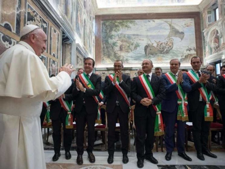 Il Papa ai sindaci: siate prudenti, coraggiosi e teneri