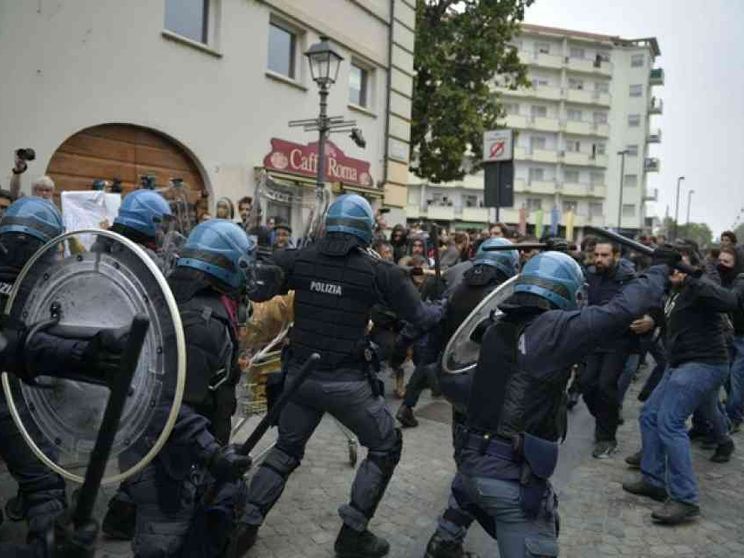 G7 Lavoro: attenzione ai più deboli. Ancora scontri tra polizia e antagonisti