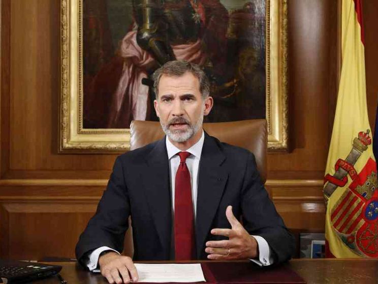 Re Felipe: «Dalla Catalogna slealtà inaccettabile». 300mila in piazza