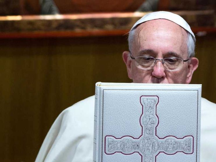 Il Papa: portare la Bibbia in tutti i luoghi senza paura. Anche sul web