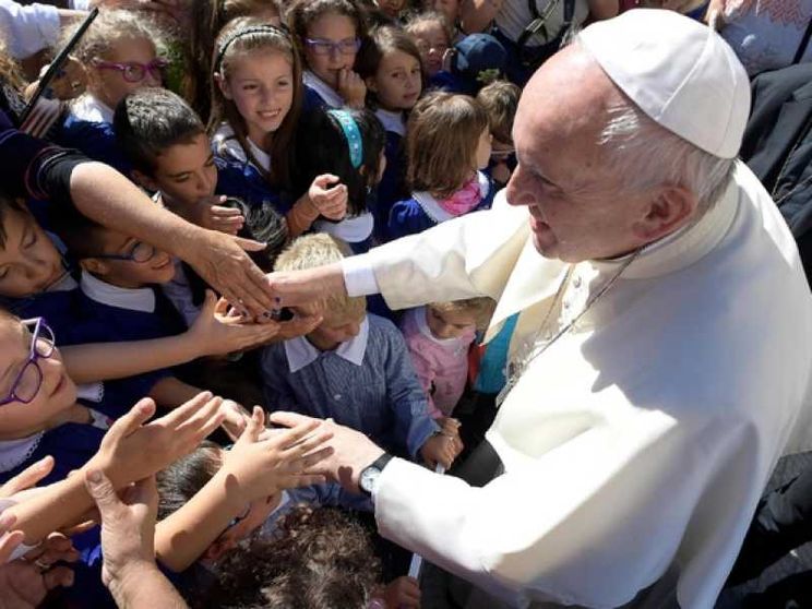 Papa Francesco: proteggiamo i più piccoli dagli orchi online