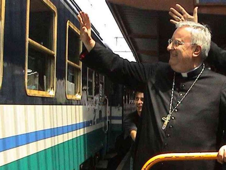 Il cardinale Bassetti arriva in Vaticano con il treno a vapore