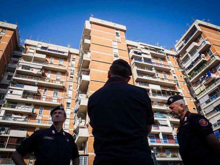 Le uccise il marito. Adesso la vedova ha «adottato» la famiglia del killer