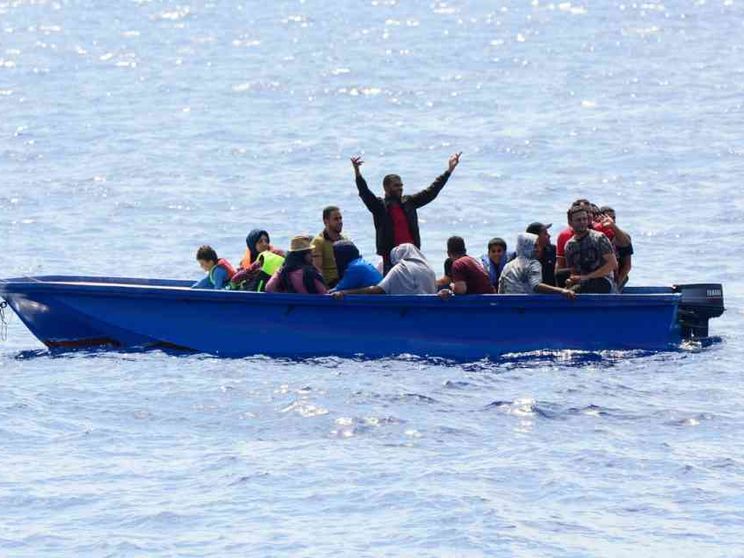 Collisione tra nave militare e barca di migranti: si temono 30 morti.