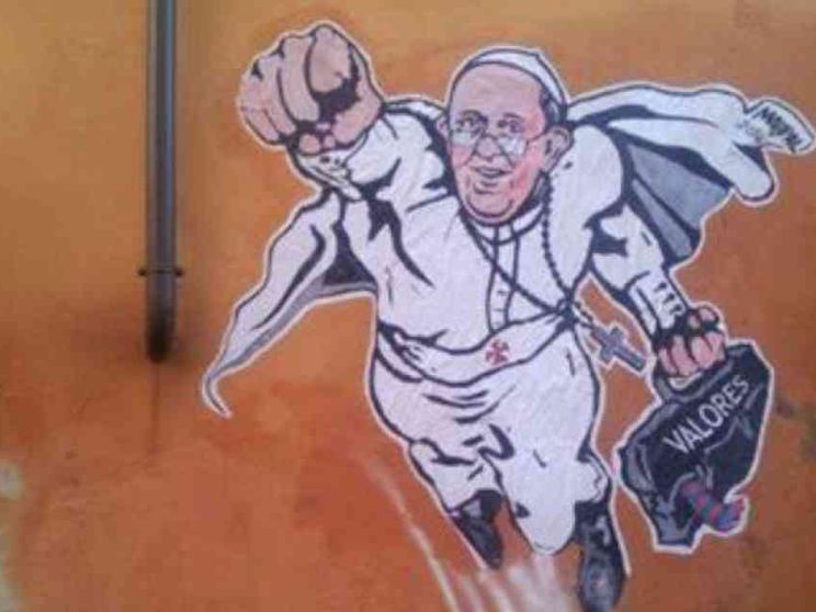 La maglietta ufficiale di Superpope per la carità del Papa