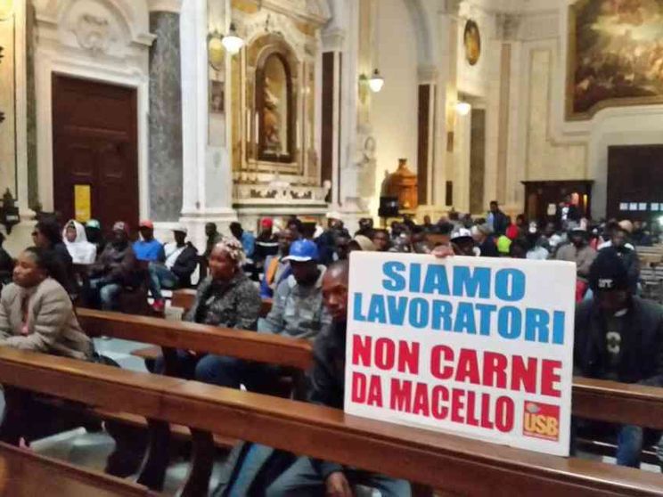 Dopo le proteste dei migranti in Cattedrale, ripristinata acqua a «gran ghetto»