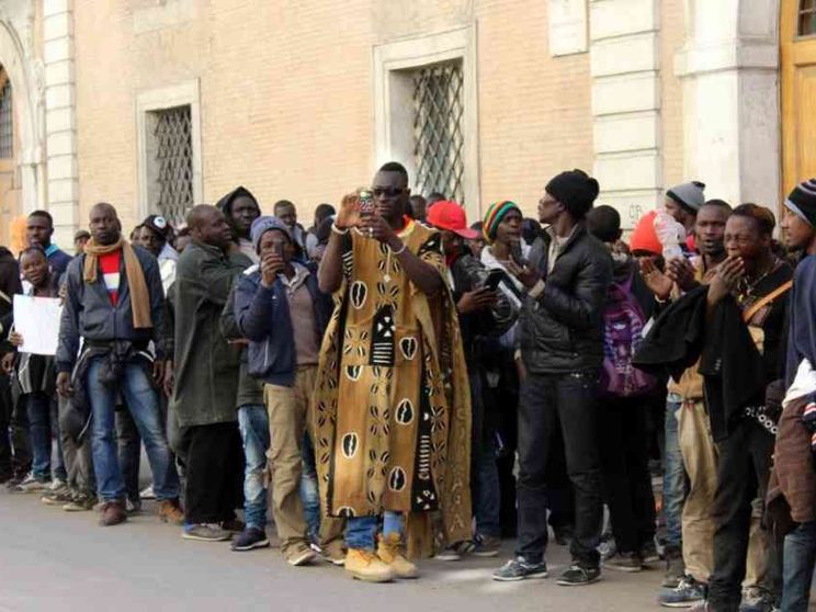 Permessi di soggiorno in calo (-5%). 185mila «nuovi italiani»