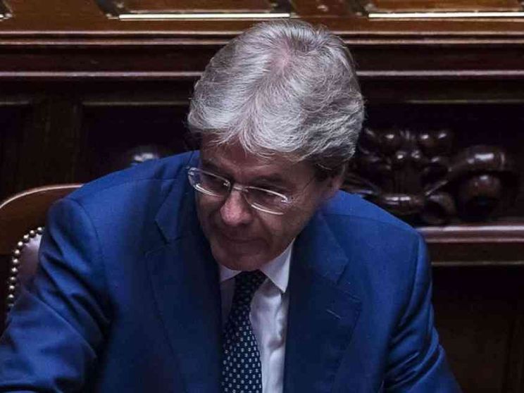 Governo chiede la fiducia sul Rosatellum. Bagarre in aula