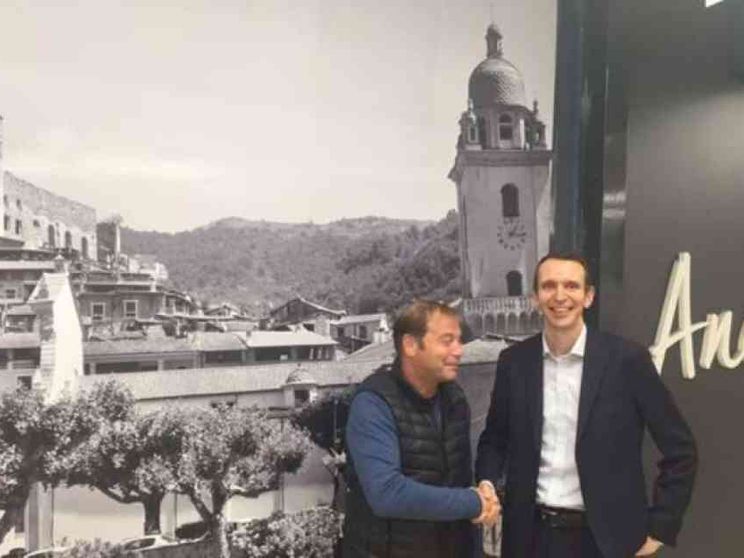 Lidl ci ripensa: tornano le croci nella foto del supermercato