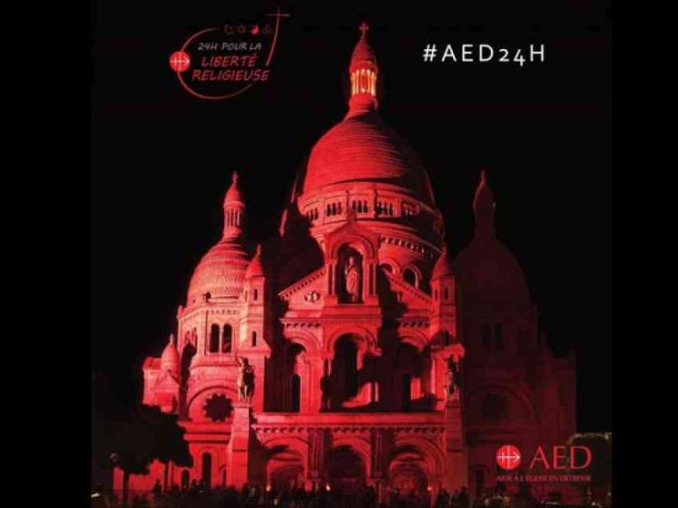 Martiri cristiani: la Basilica del Sacro Cuore a Montmartre illuminata di rosso
