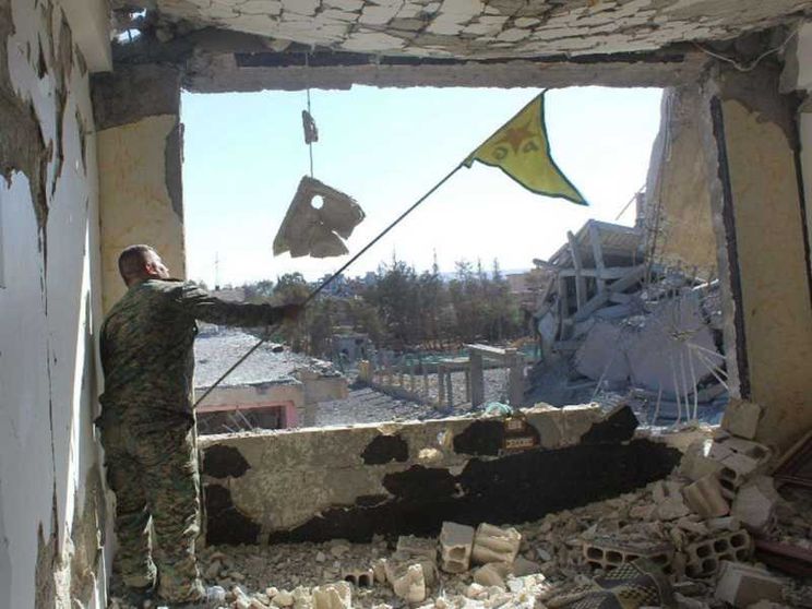 Raqqa è caduta: issata la bandiera dei peshmerga curdi
