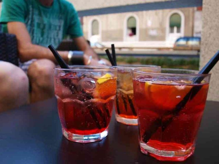 L’alcol dei millennials: bevono meno ma prima