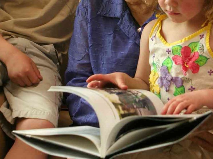 Le favole Lgbt in piazza. Il «no» della Chiesa