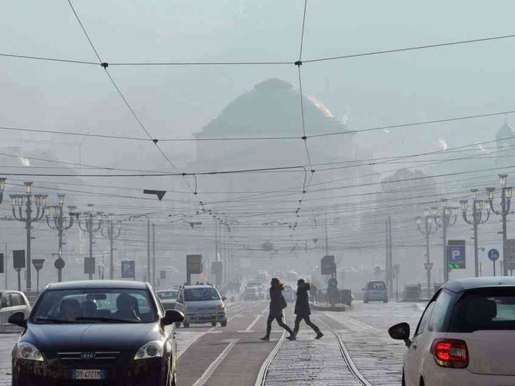 Torino chiude per smog e ferma i diesel Euro 5. Nelle città incubo Pm 10